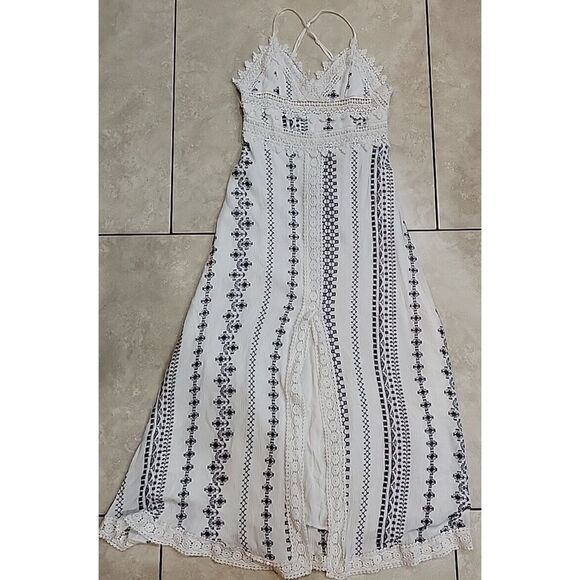 Miss Me Dresses & Skirts - Miss Me womens white sleeveless dress size Small crochet detail front slit lined